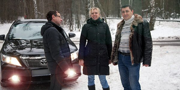 Наши клиенты часто становятся нашими друзьями. На снимке: застройщик Сергей Котов, адвокаты Екатерина Шапкина и Сергей Караченков